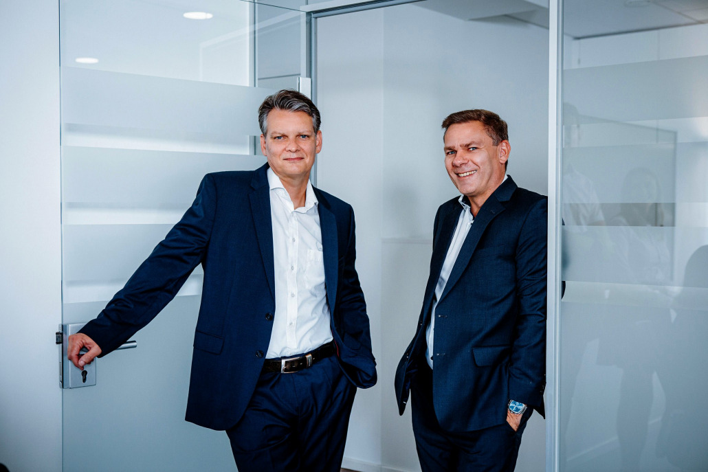 Ingo_Marian_rechteck Zwei Personen stehen im Türrahmen