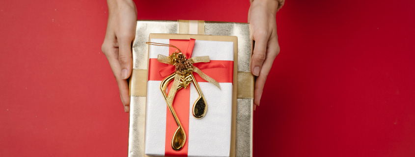 Sinnbild mit Geschenken für die Compliance-Falle Geschenke und Einladungen